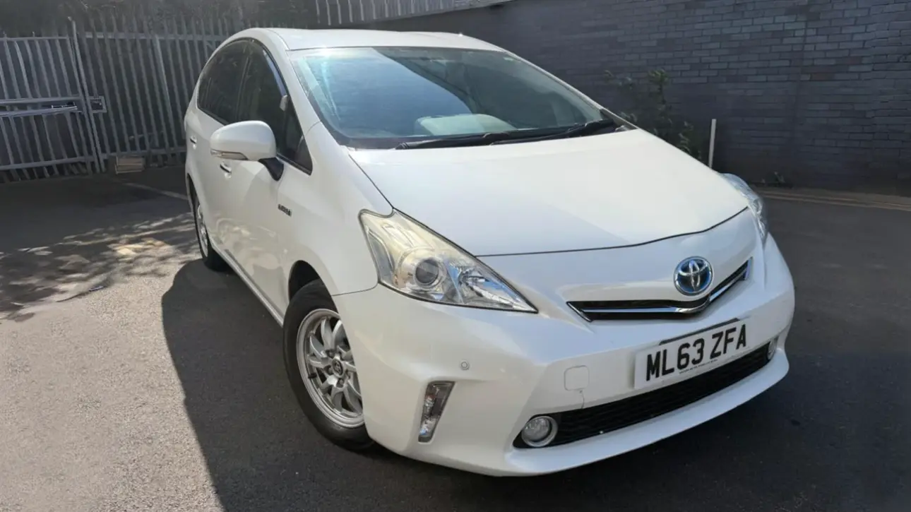 Prius Alpha 7 seater with parking sensors